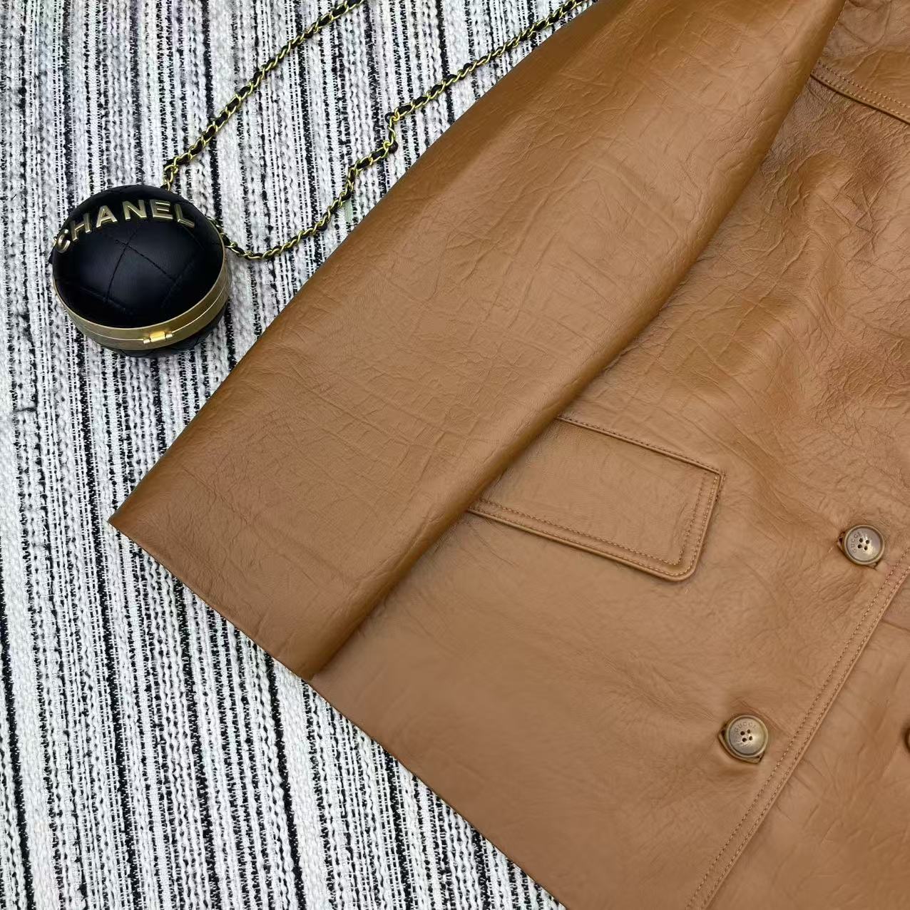 “Review: P2400 One-Size-Fits-All Female Suit with Dust-Proof Bag & Guc* 25-Year-Old Tan Coat” - 图片 6