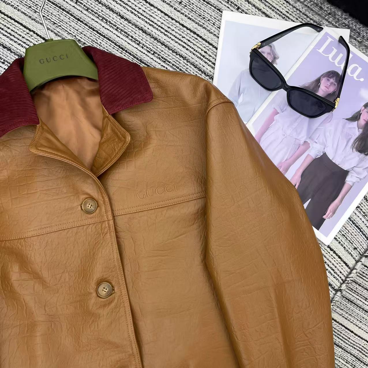 “Review: P2400 One-Size-Fits-All Female Suit with Dust-Proof Bag & Guc* 25-Year-Old Tan Coat” - 图片 3