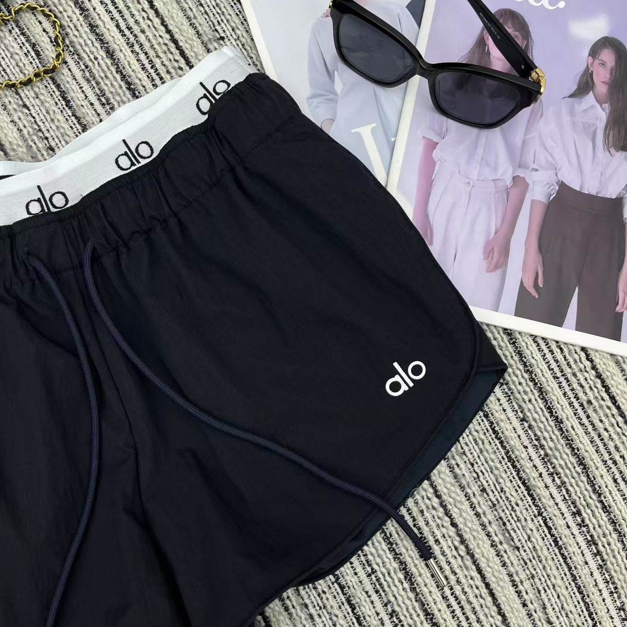 “Hard-Core Female Suit with New Alo Letter-Weave Shorts Recommendation” - 图片 2