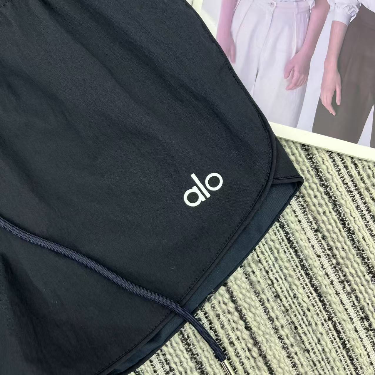 “Hard-Core Female Suit with New Alo Letter-Weave Shorts Recommendation” - 图片 4