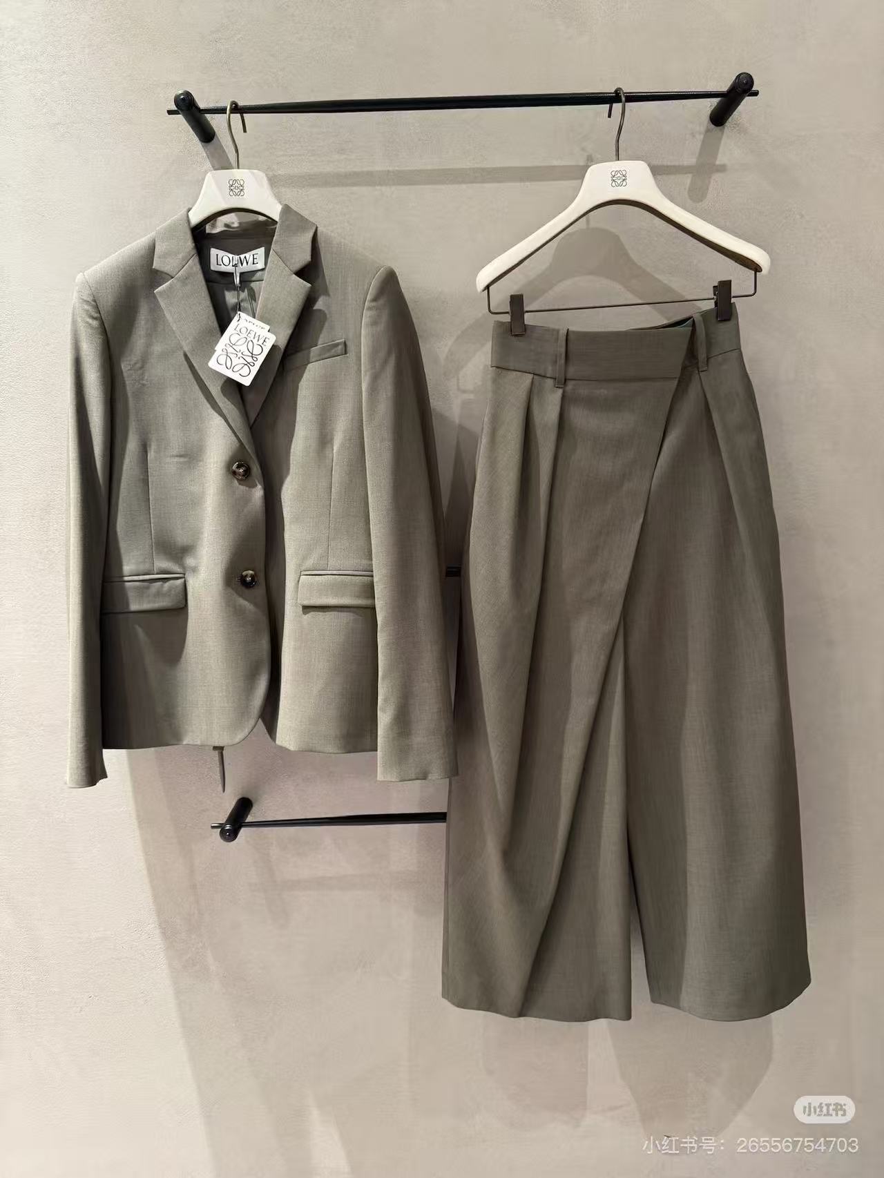 NO:489289,Model number G25082583 LOEW* newest style, stylish and personalized back slit lace-up design loose version two-button long-sleeved blazer!  Military green, (M size shoulder width 44 with padded shoulders, bust 106, sleeve length 60, clothing length 72) suit, loewe, jackets & coats, business suit, alexander wang19860909款号G25082583 LOEW*新款 时尚个性后背开叉系带设计宽松版两粒扣长袖西装外套！军绿色、（M码肩宽44有垫肩,胸围106,袖长60,衣长72）西装,,loewe,jackets & coats,business suit,alexander wang,Women's clothing