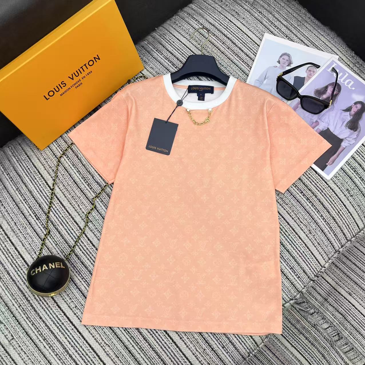 Stylish P322 Female Suit and Logo T-Shirt for 25-Year Spring-Summer Collection