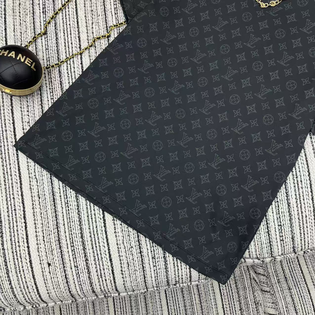 “Stylish P322 Female Suit and LoU* Logo T-Shirt for Spring-Summer 25-Year Series” - 图片 6