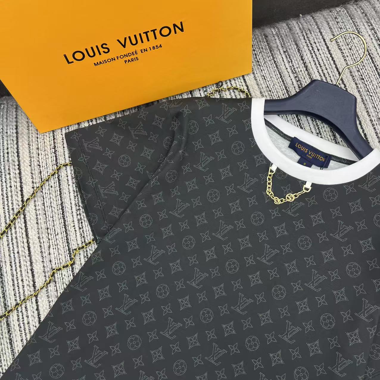 “Stylish P322 Female Suit and LoU* Logo T-Shirt for Spring-Summer 25-Year Series” - 图片 4