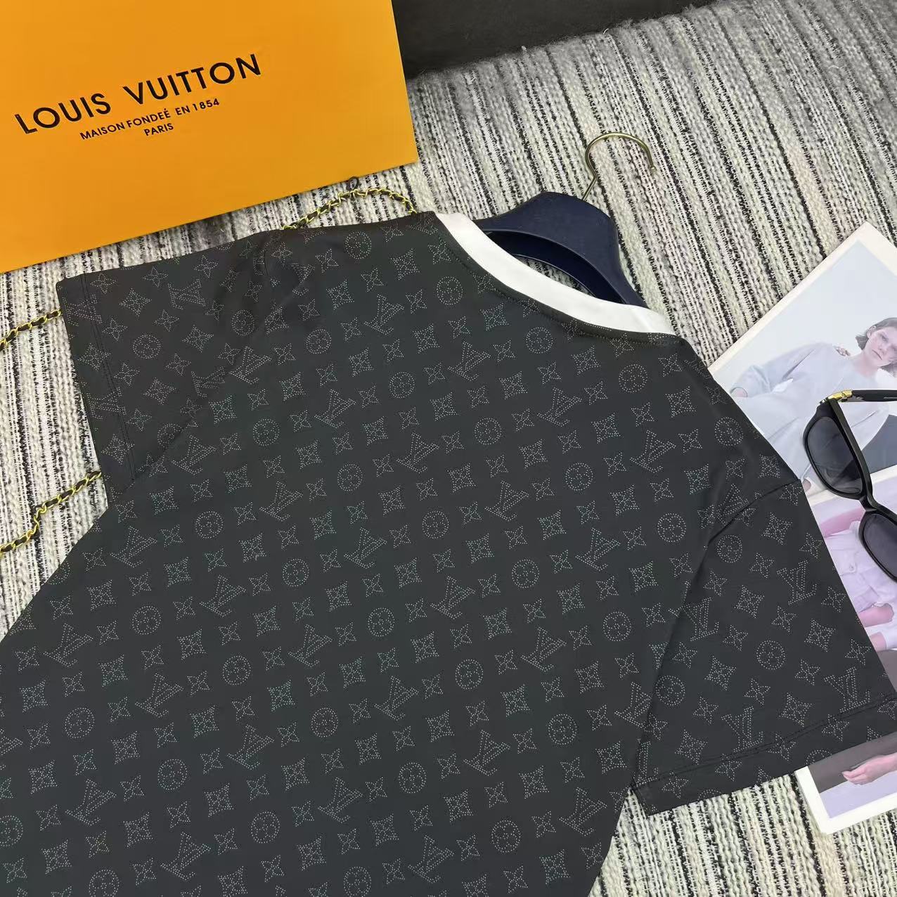 “Stylish P322 Female Suit and LoU* Logo T-Shirt for Spring-Summer 25-Year Series” - 图片 8