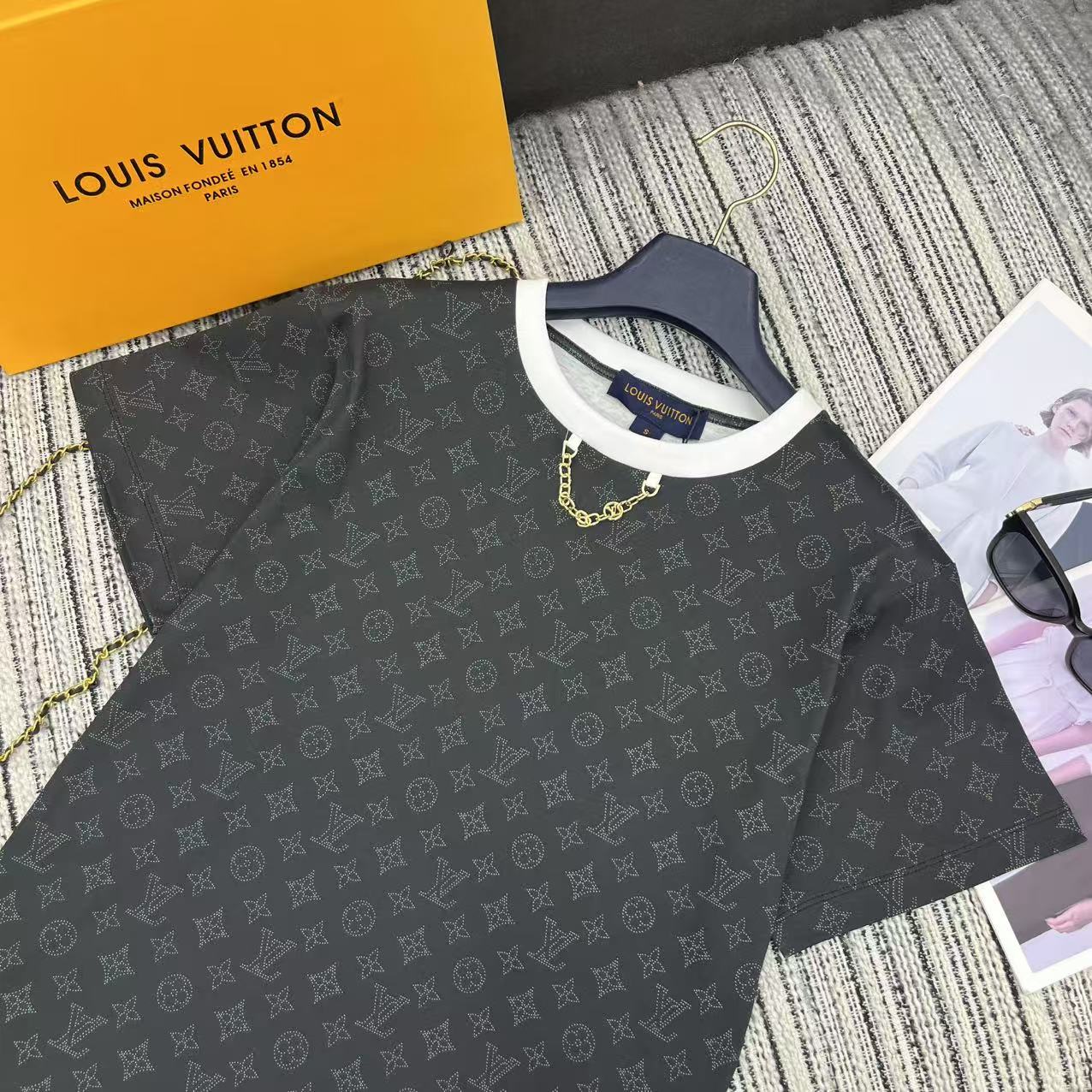 “Stylish P322 Female Suit and LoU* Logo T-Shirt for Spring-Summer 25-Year Series” - 图片 2