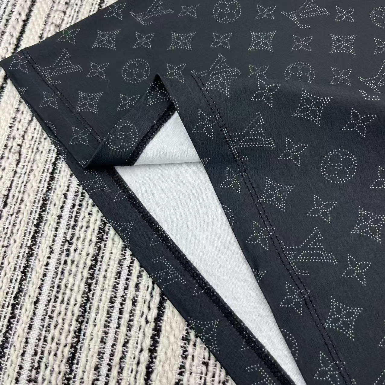 “Stylish P322 Female Suit and LoU* Logo T-Shirt for Spring-Summer 25-Year Series” - 图片 9