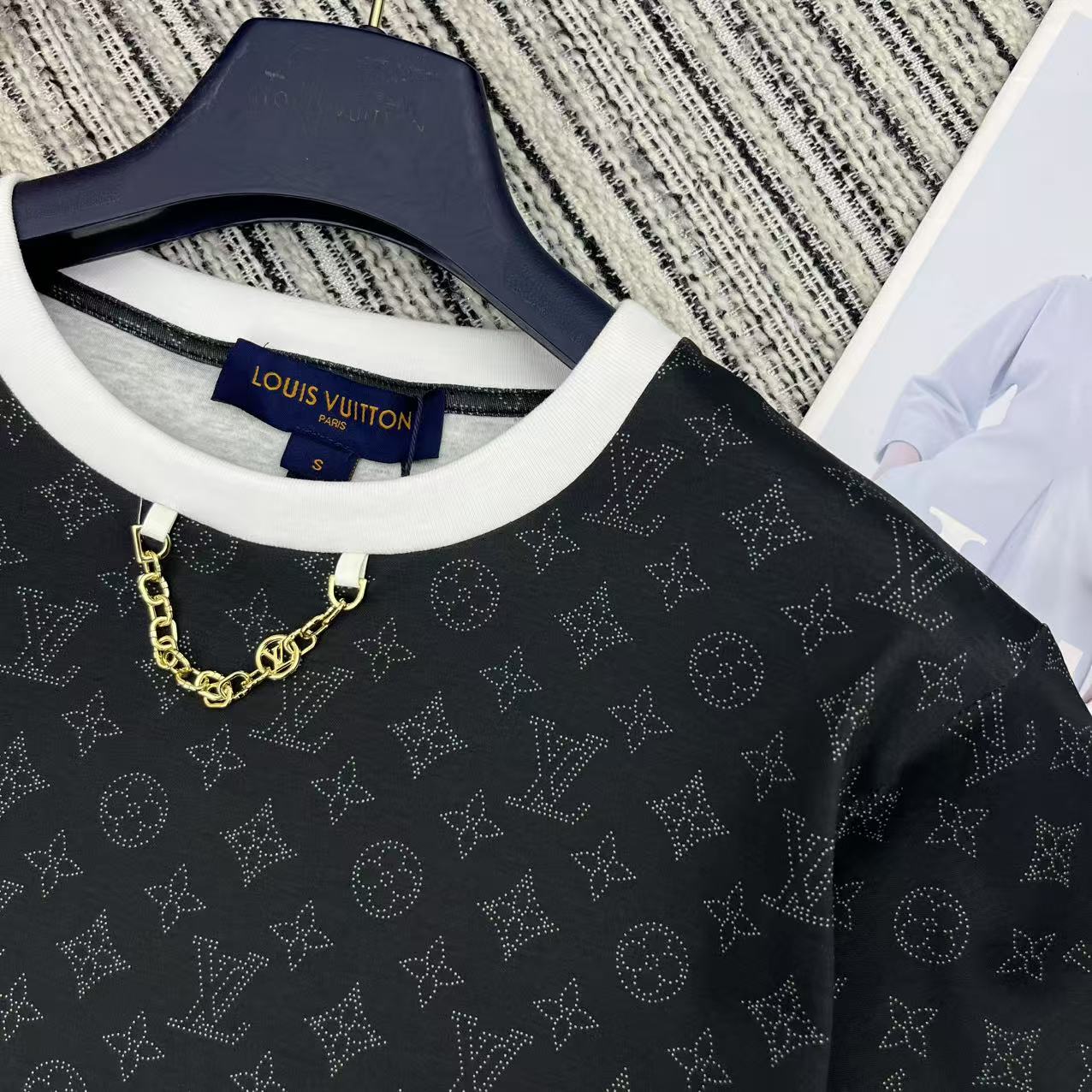 “Stylish P322 Female Suit and LoU* Logo T-Shirt for Spring-Summer 25-Year Series” - 图片 5