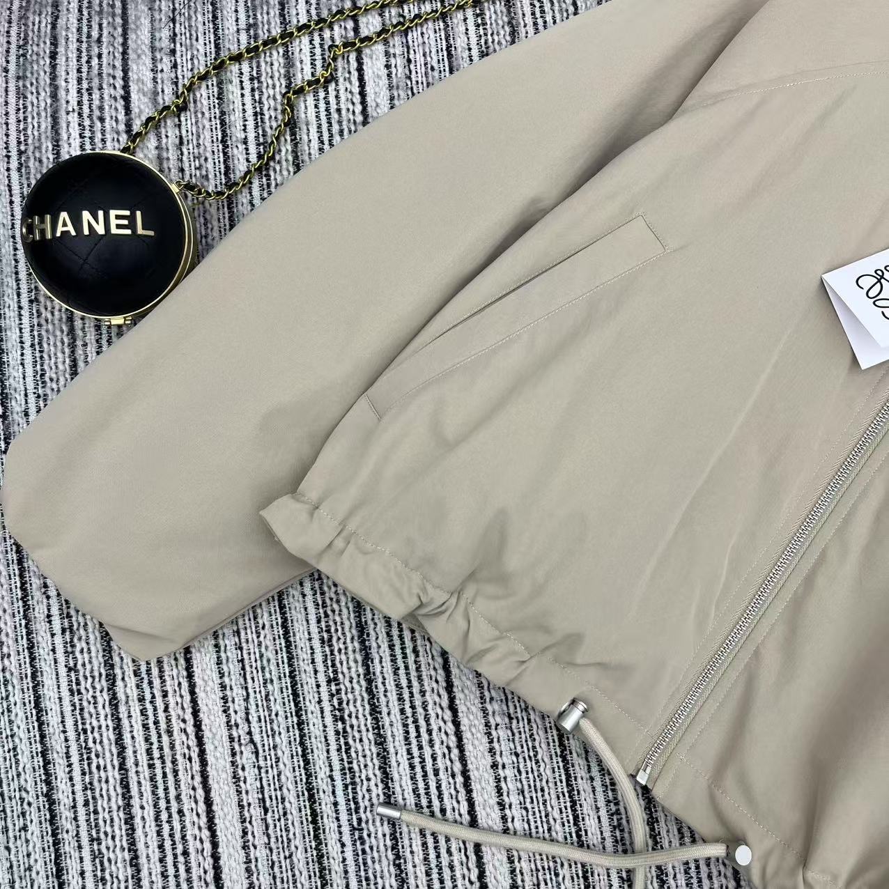 “Exclusive Dust-Proof Bag Recommends 25-Year Autumn Winter Series: New Loe Fowl Coat with High-End Quality” - 图片 4