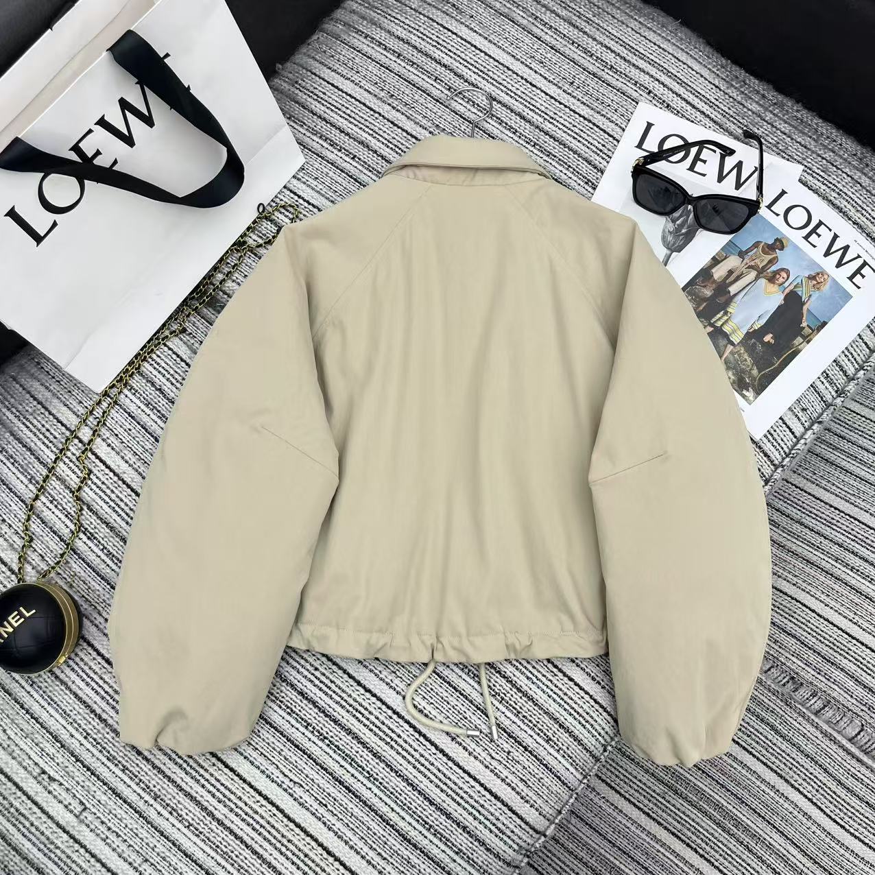“Exclusive Dust-Proof Bag Recommends 25-Year Autumn Winter Series: New Loe Fowl Coat with High-End Quality” - 图片 6