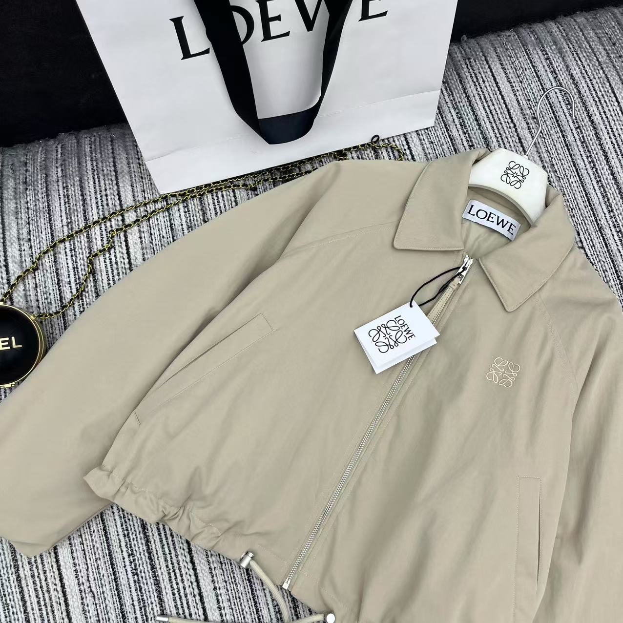“Exclusive Dust-Proof Bag Recommends 25-Year Autumn Winter Series: New Loe Fowl Coat with High-End Quality” - 图片 1