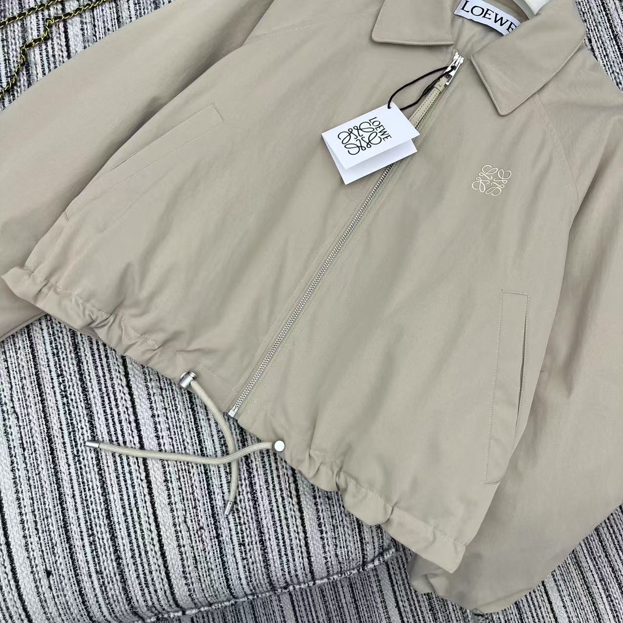 “Exclusive Dust-Proof Bag Recommends 25-Year Autumn Winter Series: New Loe Fowl Coat with High-End Quality” - 图片 5