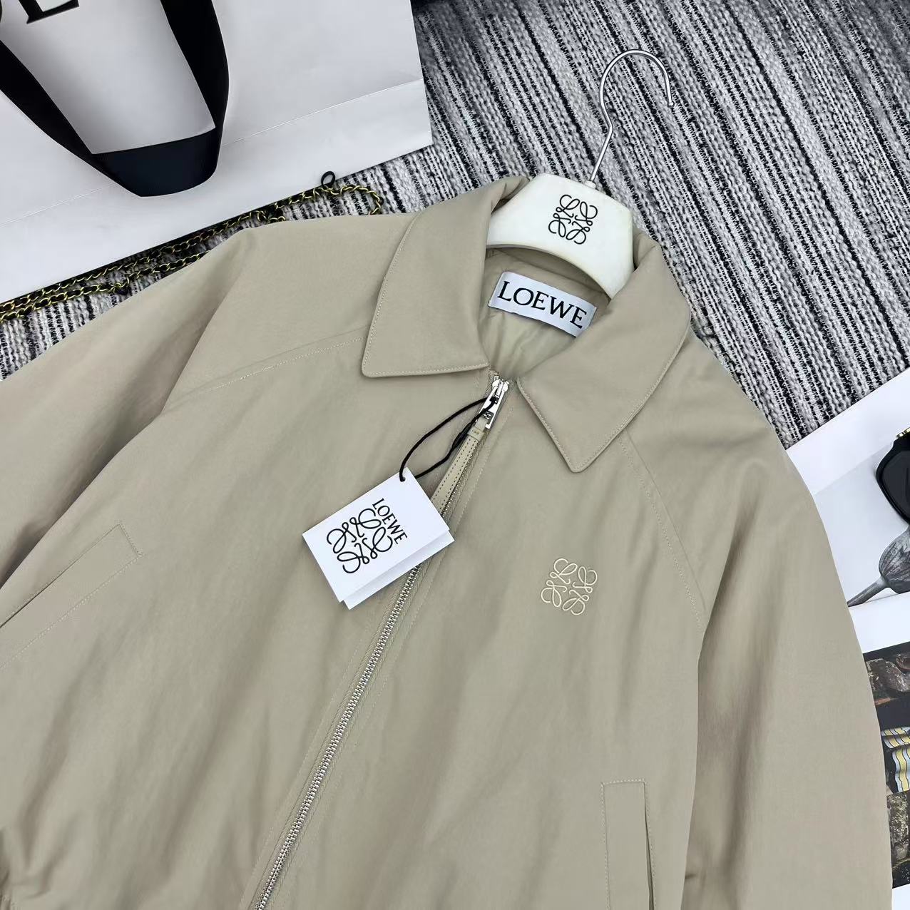 “Exclusive Dust-Proof Bag Recommends 25-Year Autumn Winter Series: New Loe Fowl Coat with High-End Quality” - 图片 2