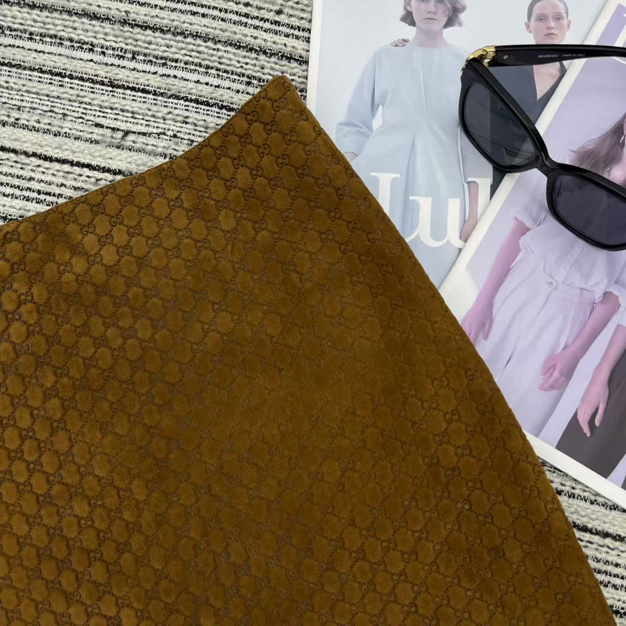 “Gucci 25-Year-Old Velvet Logo Dress: Sheepskin, High Waist, Elegant Back Design” - 图片 4