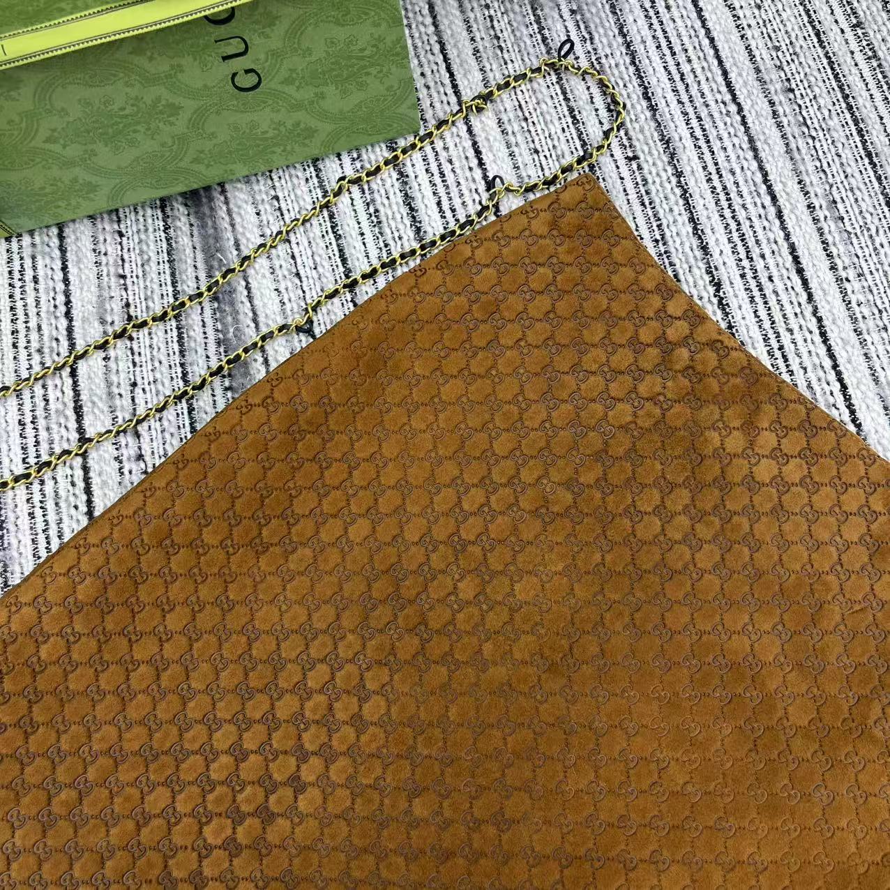 “Gucci 25-Year-Old Velvet Logo Dress: Sheepskin, High Waist, Elegant Back Design” - 图片 3