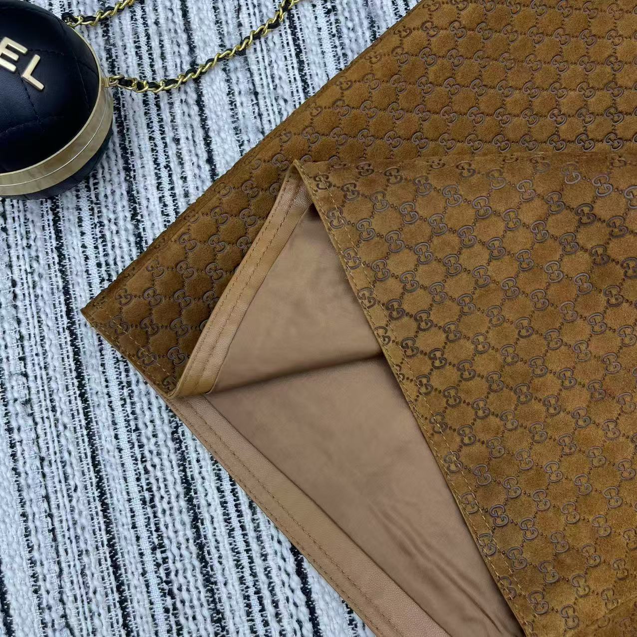 “Gucci 25-Year-Old Velvet Logo Dress: Sheepskin, High Waist, Elegant Back Design” - 图片 6