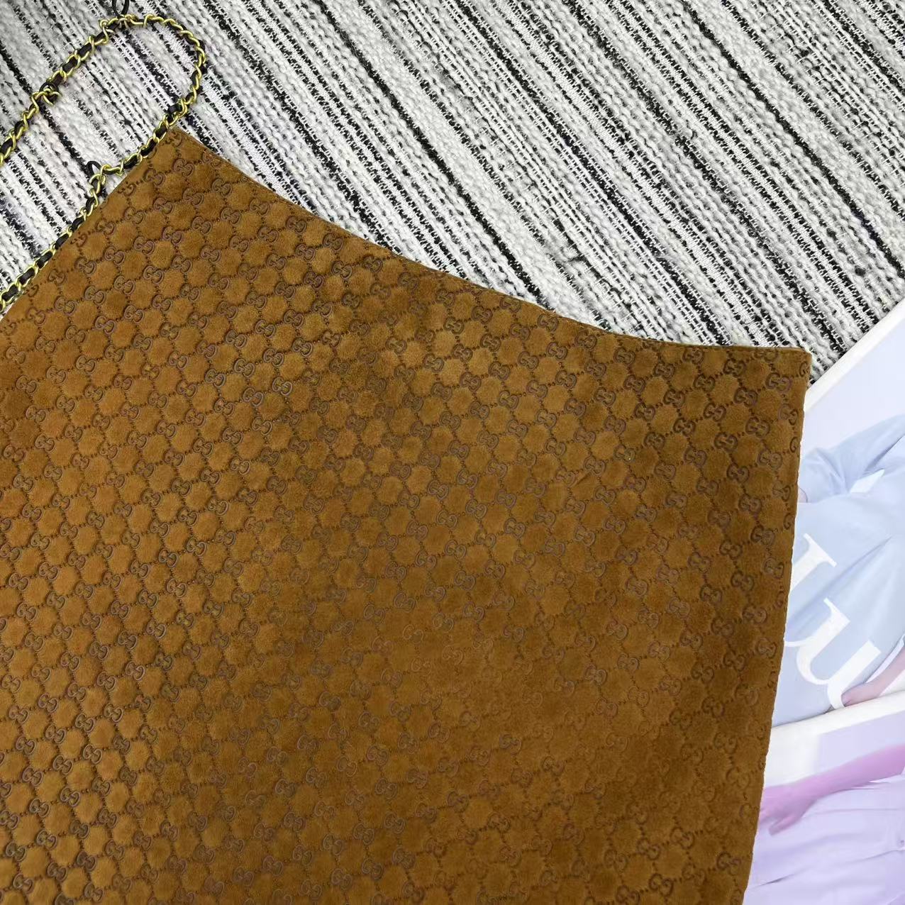 “Gucci 25-Year-Old Velvet Logo Dress: Sheepskin, High Waist, Elegant Back Design” - 图片 2