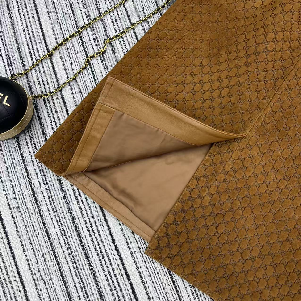 “Gucci 25-Year-Old Velvet Logo Dress: Sheepskin, High Waist, Elegant Back Design” - 图片 8