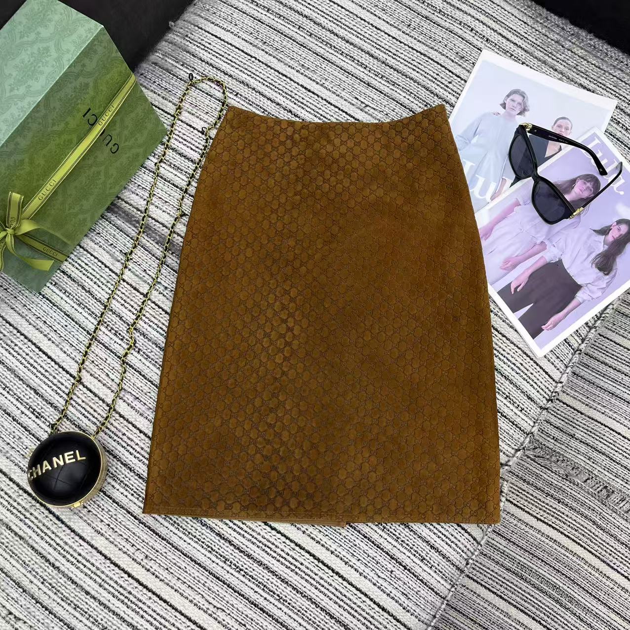 “Gucci 25-Year-Old Velvet Logo Dress: Sheepskin, High Waist, Elegant Back Design” - 图片 1