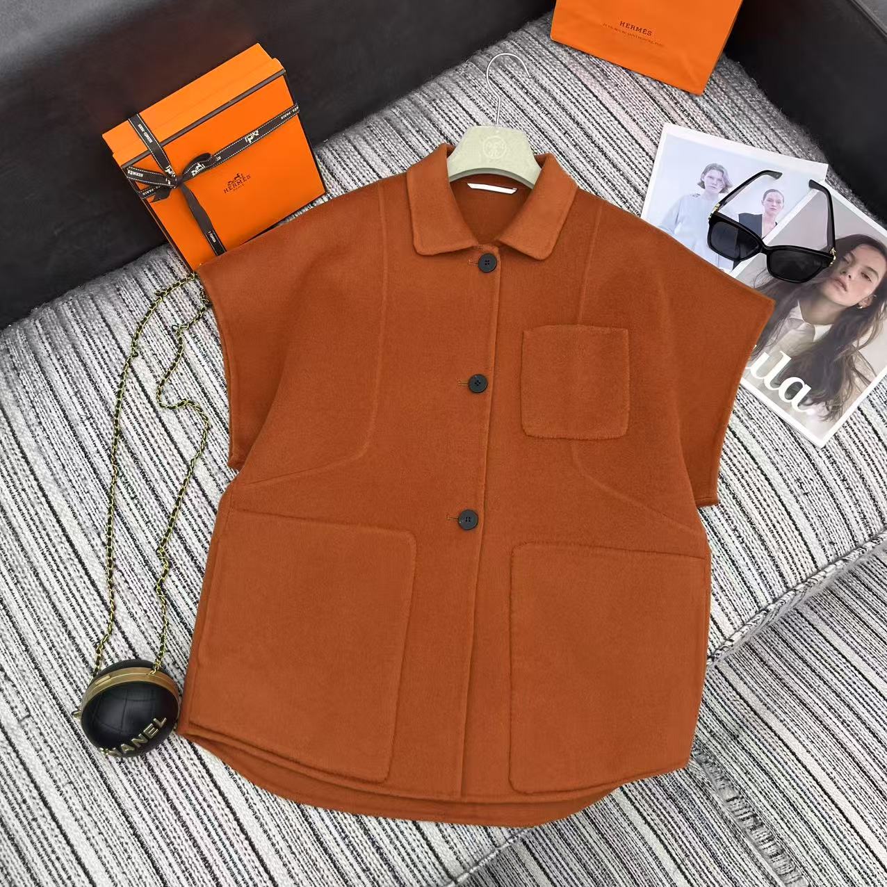 “Her Long Parchment Coat: P1176 One-Size-Fits-All Female Suit for 25-Year Early Autumn/Winter Series” - 图片 1