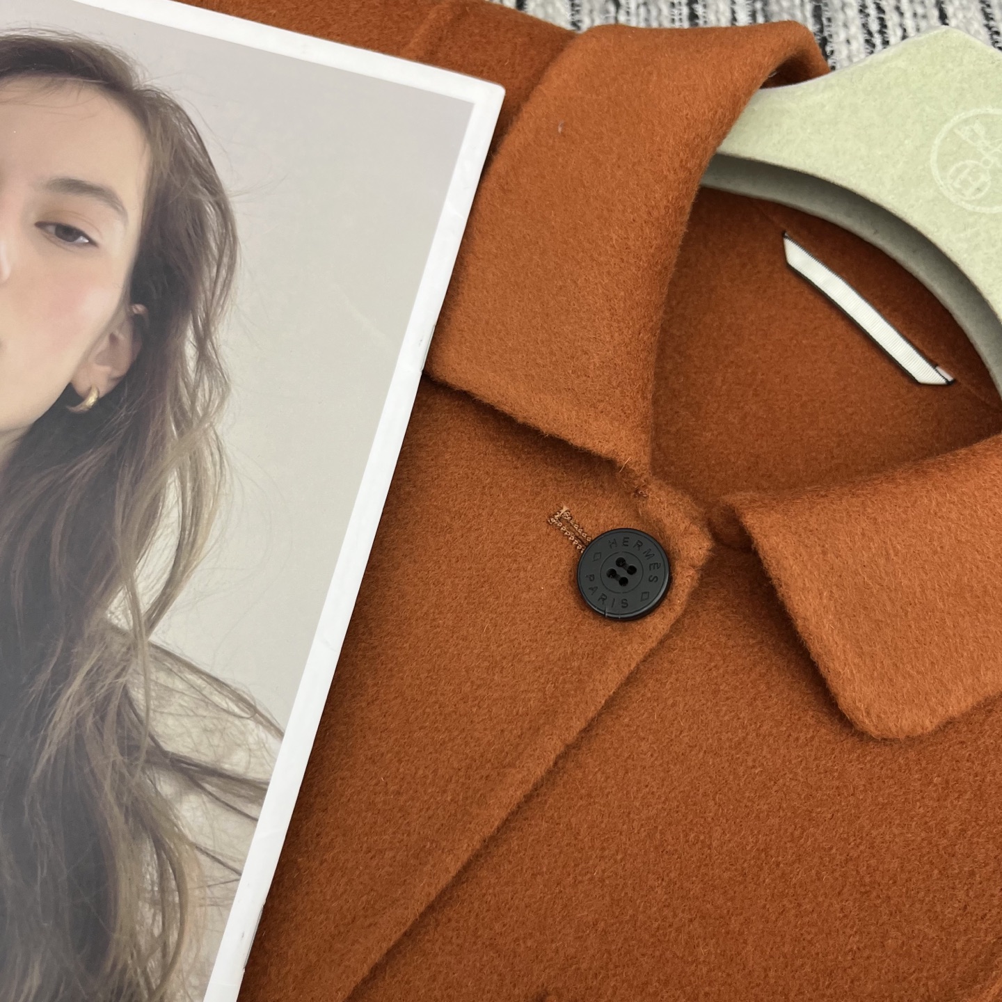“Her Long Parchment Coat: P1176 One-Size-Fits-All Female Suit for 25-Year Early Autumn/Winter Series” - 图片 6