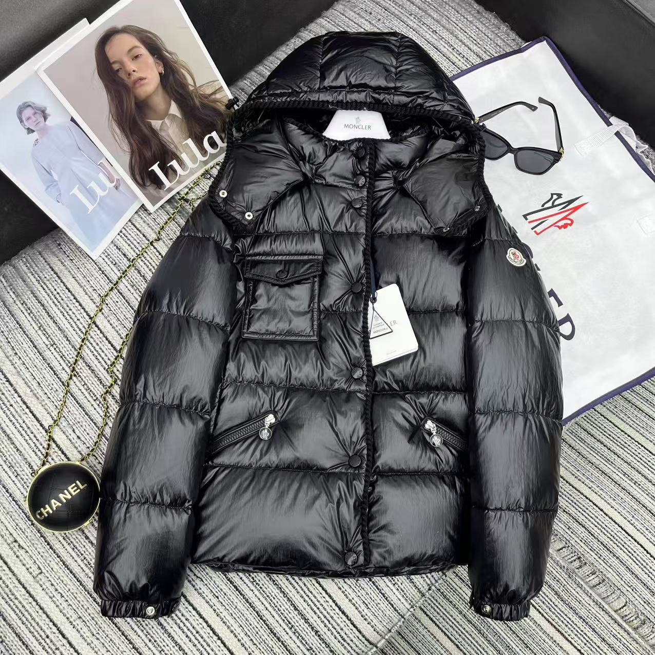 NO:689603,The special price is complete and highly recommended. Mon*'s new hooded down jacket from the 25th early autumn and winter series. Hook lace design. Classic armband embellishment. Filled with 90% white goose down. High-end quality. YB1:1 customization. Three colors 012 630888700. Special price. No return, no exchange, no free shipping, jackets & coats, down jacket, hats,19860909特价码数齐全强烈推荐 25年早秋冬系列 Mon*新款连帽羽绒服外套 钩花边设计 经典的袖标点缀 充绒量饱满90白鹅绒填充 高端品质 YB1:1定制 三色012 630888700,特价 不退不换不包邮,jackets & coats,down jacket,hats,,Women's clothing