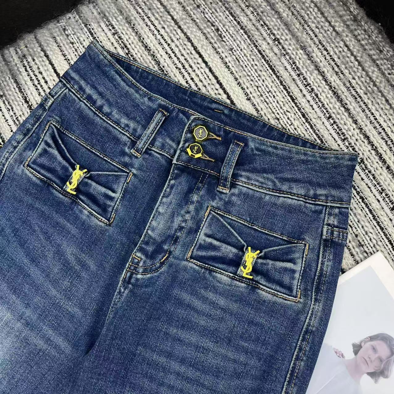 “YSL 25-Year Early Autumn Series: P504 Female Suit with New Horn Jeans” - 图片 2