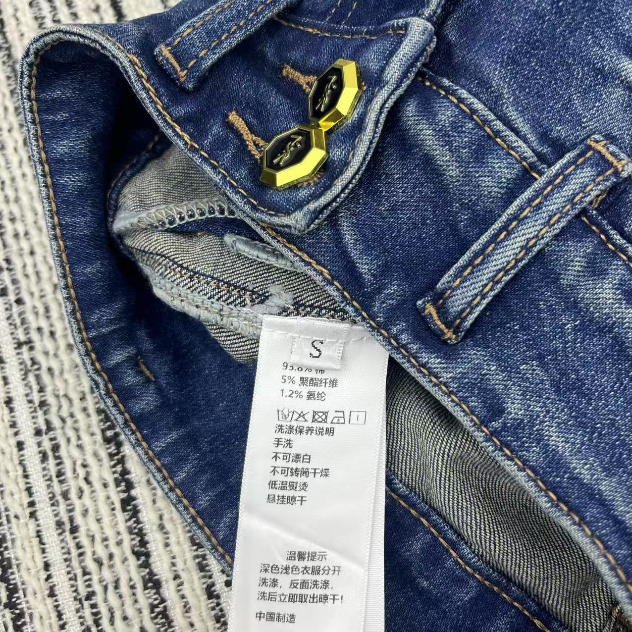 “YSL 25-Year Early Autumn Series: P504 Female Suit with New Horn Jeans” - 图片 9