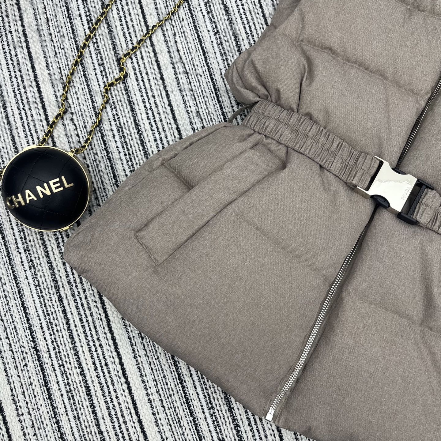 “Review: P1200 Female Suit with Dust Bag from Pra* New Hat Collection” - 图片 7