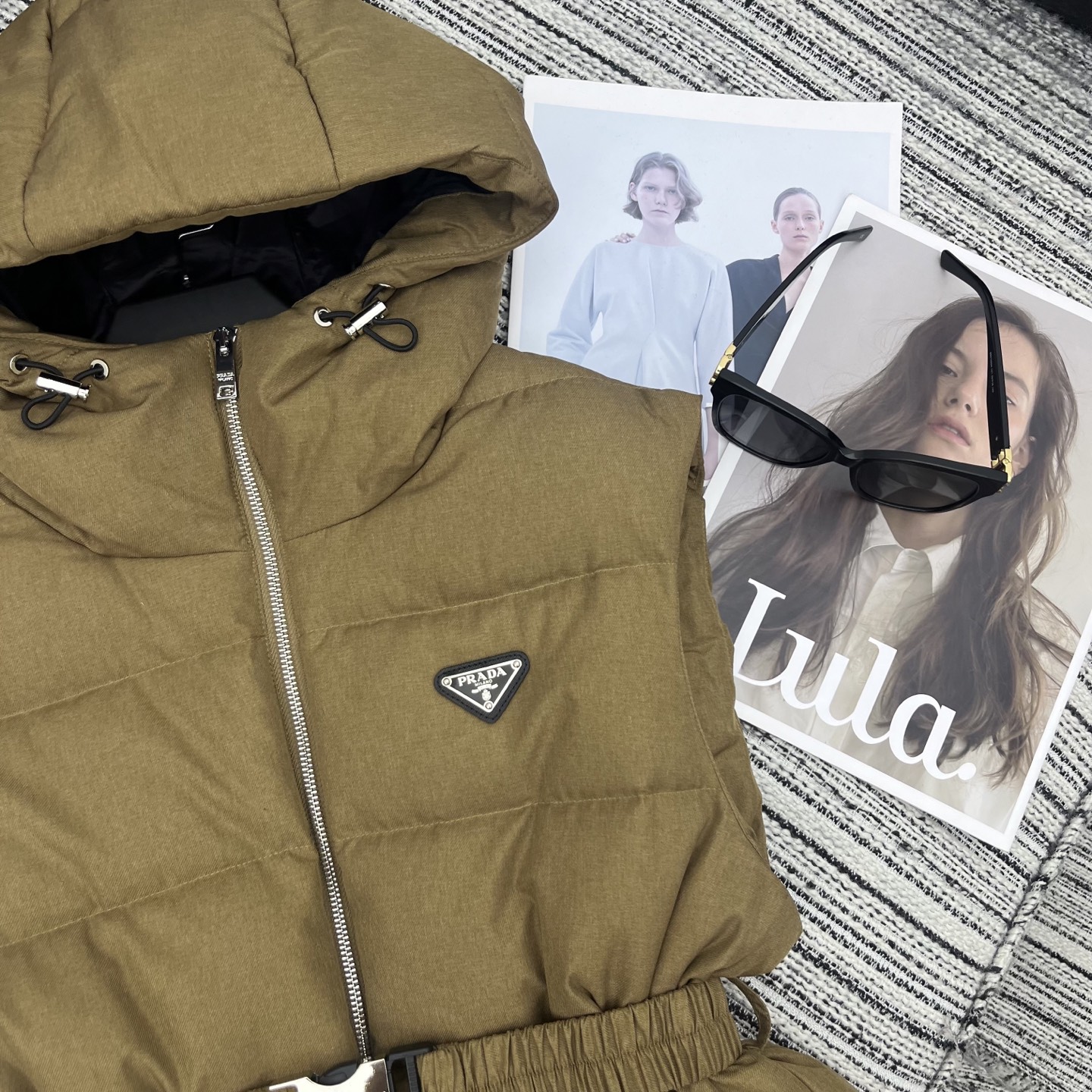 “Stylish P1200 Female Suit with Pra* New Hat Fuffed Mascrete for Early Autumn and Winter” - 图片 3