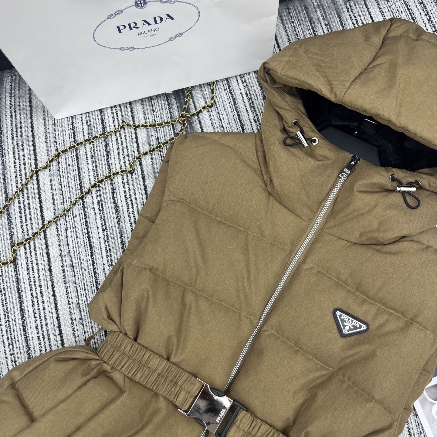 “Stylish P1200 Female Suit with Pra* New Hat Fuffed Mascrete for Early Autumn and Winter” - 图片 4