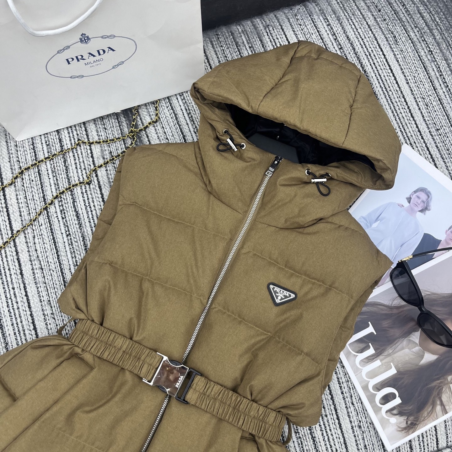 “Stylish P1200 Female Suit with Pra* New Hat Fuffed Mascrete for Early Autumn and Winter” - 图片 2