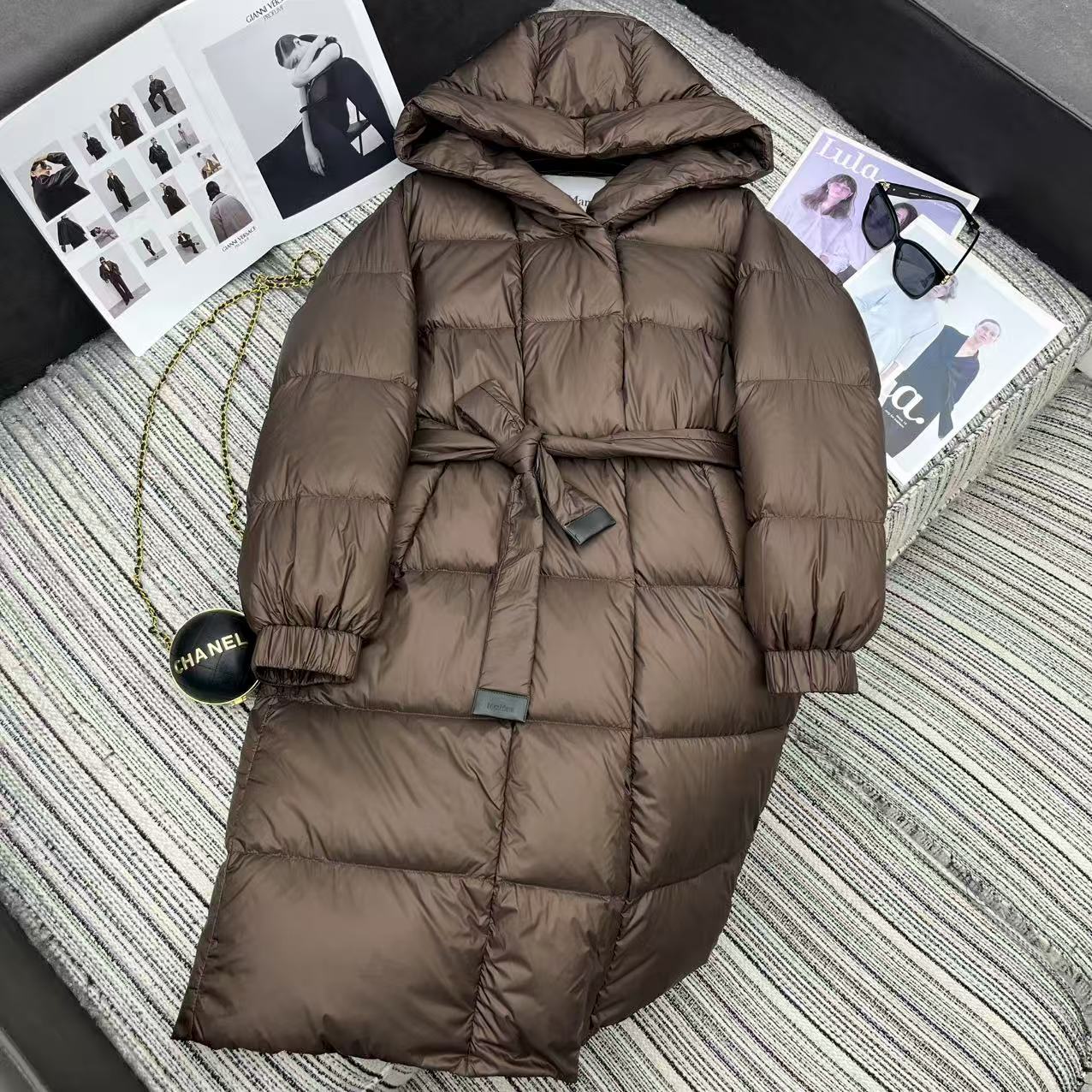 Title: P1512 Female Suit with Dustproof Bag for Max’s New Hat-and-Buff Coat Summary: Stylish suit with belt-tweet design, 90 velvet fill, classic colors, and - 图片 1