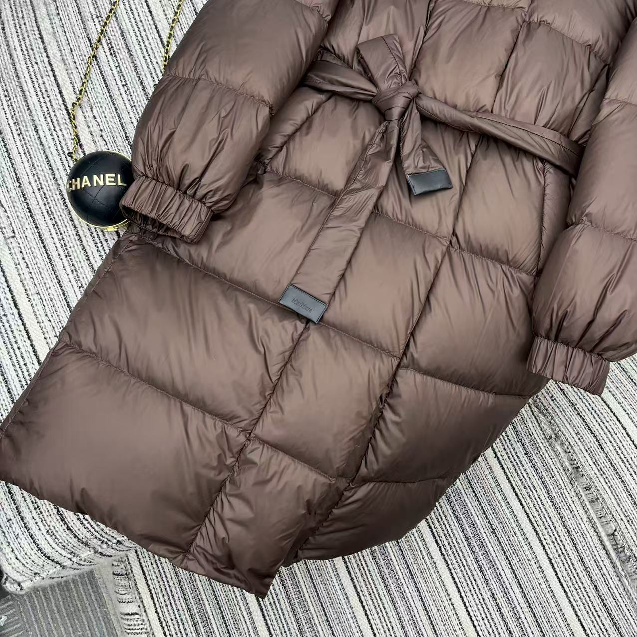 Title: P1512 Female Suit with Dustproof Bag for Max’s New Hat-and-Buff Coat Summary: Stylish suit with belt-tweet design, 90 velvet fill, classic colors, and - 图片 6