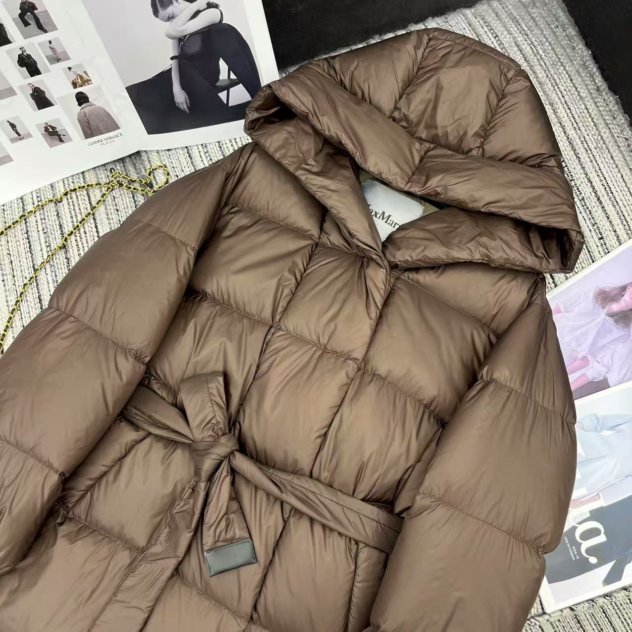 Title: P1512 Female Suit with Dustproof Bag for Max’s New Hat-and-Buff Coat Summary: Stylish suit with belt-tweet design, 90 velvet fill, classic colors, and - 图片 2