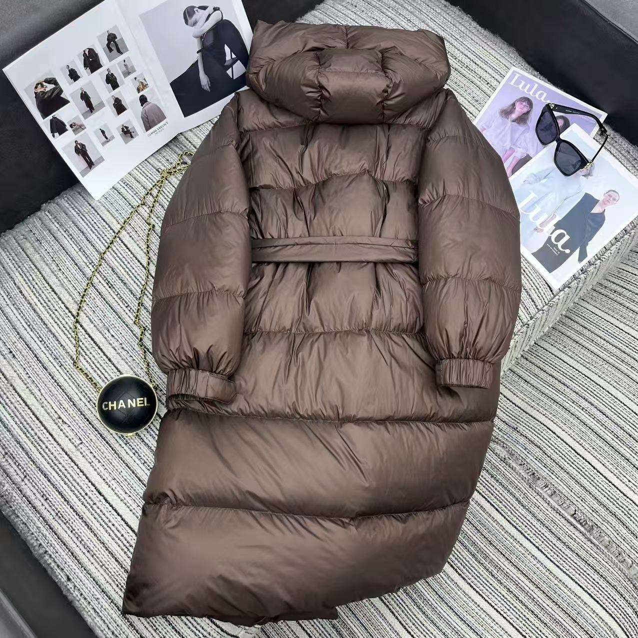 Title: P1512 Female Suit with Dustproof Bag for Max’s New Hat-and-Buff Coat Summary: Stylish suit with belt-tweet design, 90 velvet fill, classic colors, and - 图片 7