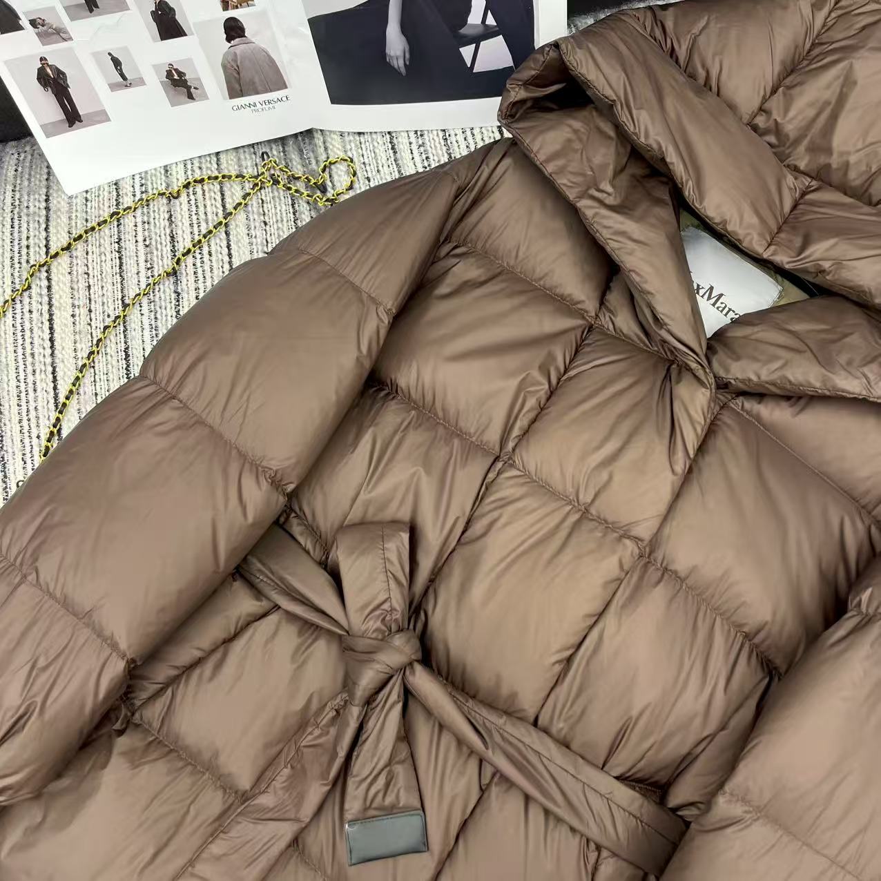 Title: P1512 Female Suit with Dustproof Bag for Max’s New Hat-and-Buff Coat Summary: Stylish suit with belt-tweet design, 90 velvet fill, classic colors, and - 图片 3
