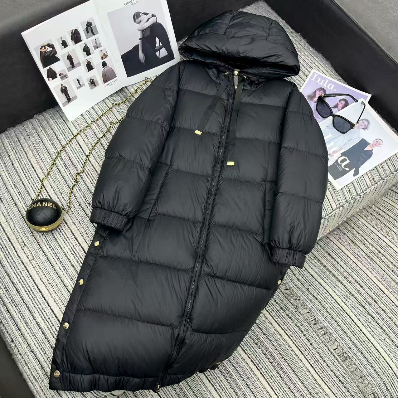 “Max* New Long-Term Hooded Velvet Coat: Exclusive Female Suit for Early Autumn and Winter Series”