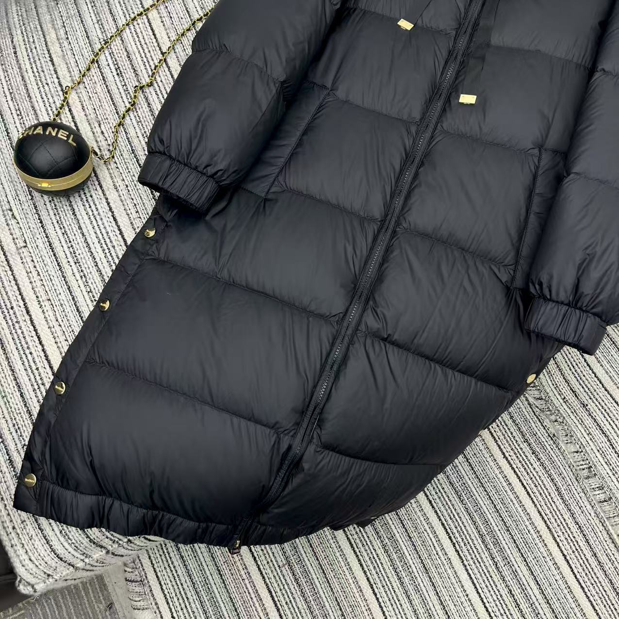 “Max* New Long-Term Hooded Velvet Coat: Exclusive Female Suit for Early Autumn and Winter Series” - 图片 5