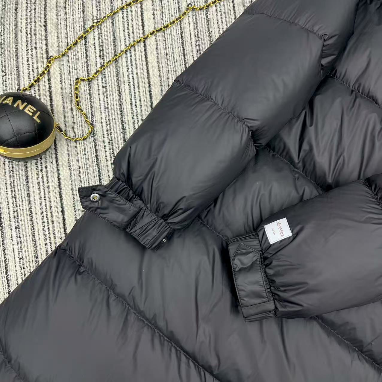 “Max* New Long-Term Hooded Velvet Coat: Exclusive Female Suit for Early Autumn and Winter Series” - 图片 9