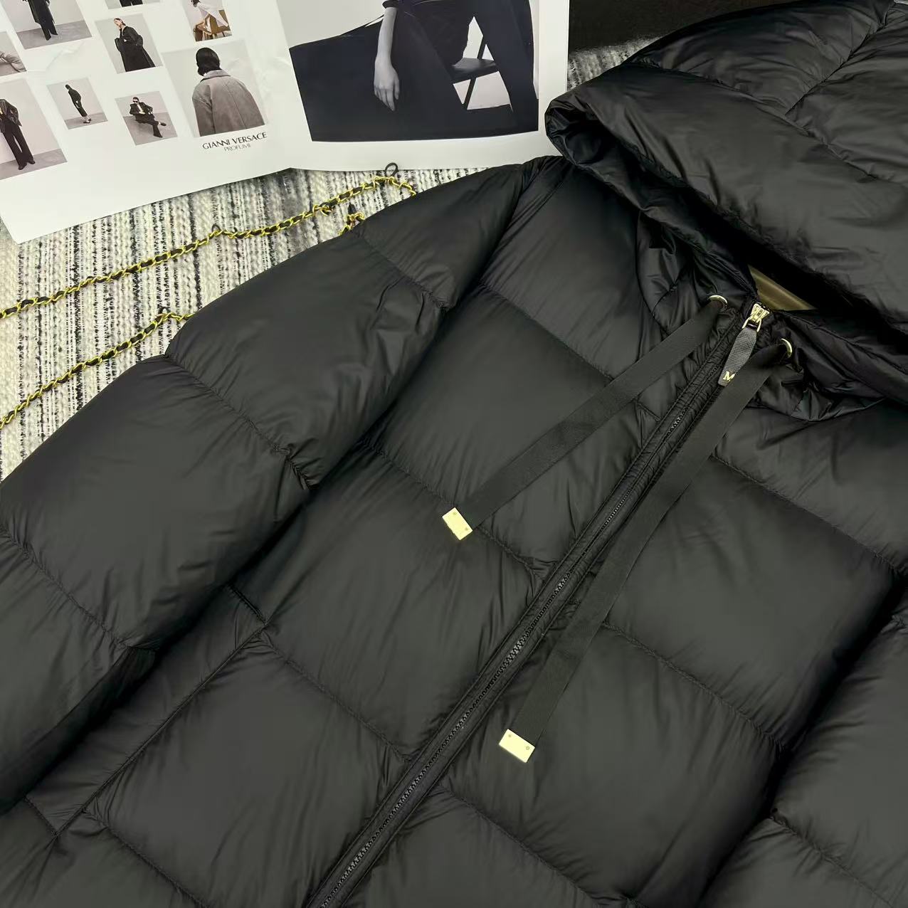 “Max* New Long-Term Hooded Velvet Coat: Exclusive Female Suit for Early Autumn and Winter Series” - 图片 3