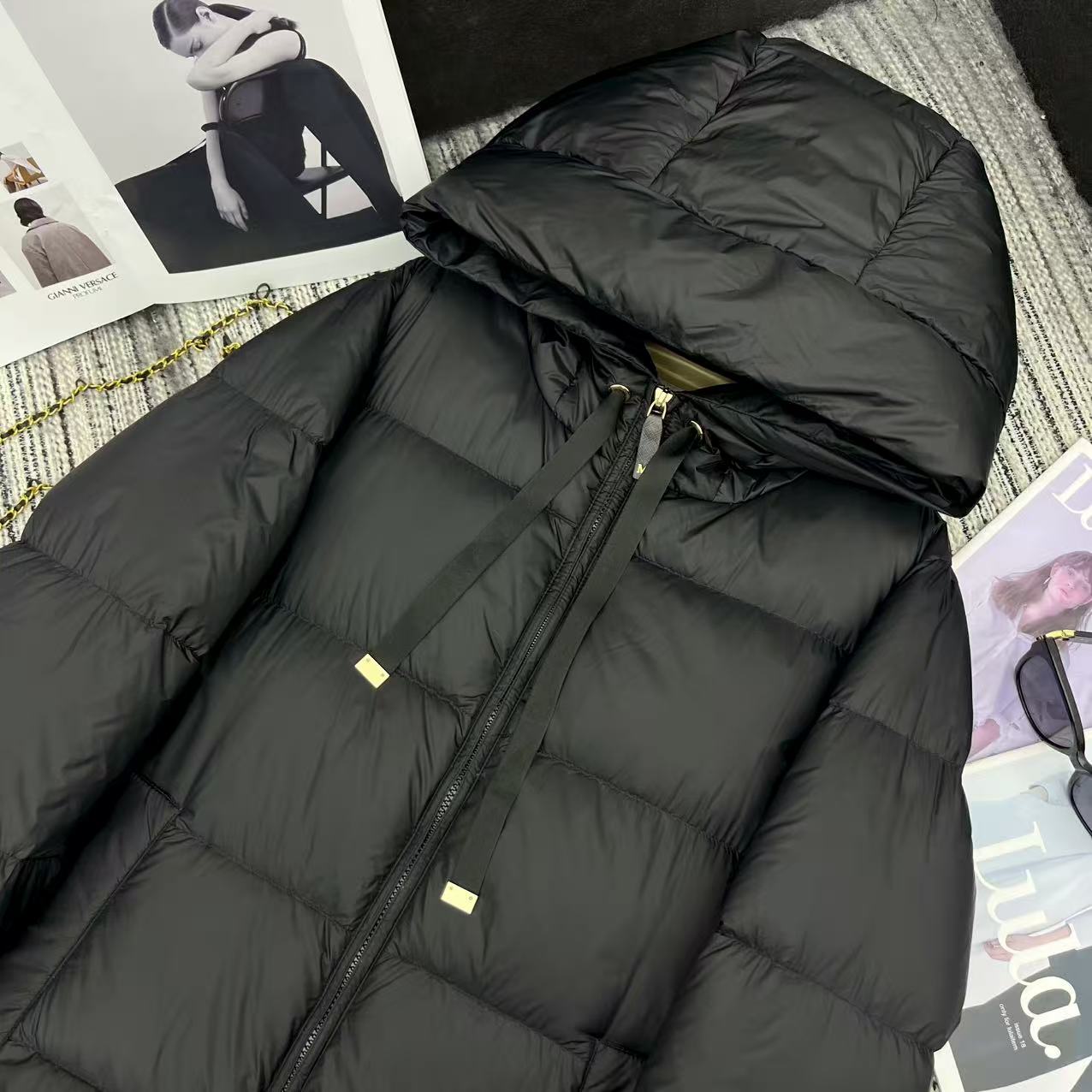 “Max* New Long-Term Hooded Velvet Coat: Exclusive Female Suit for Early Autumn and Winter Series” - 图片 2