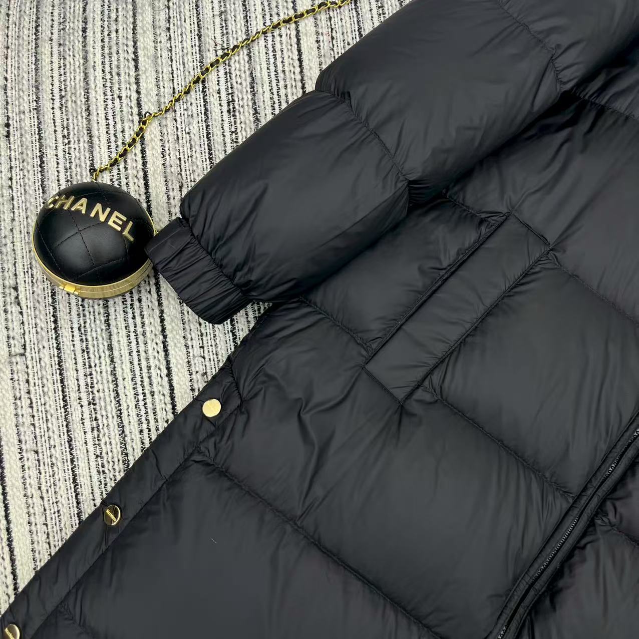 “Max* New Long-Term Hooded Velvet Coat: Exclusive Female Suit for Early Autumn and Winter Series” - 图片 6