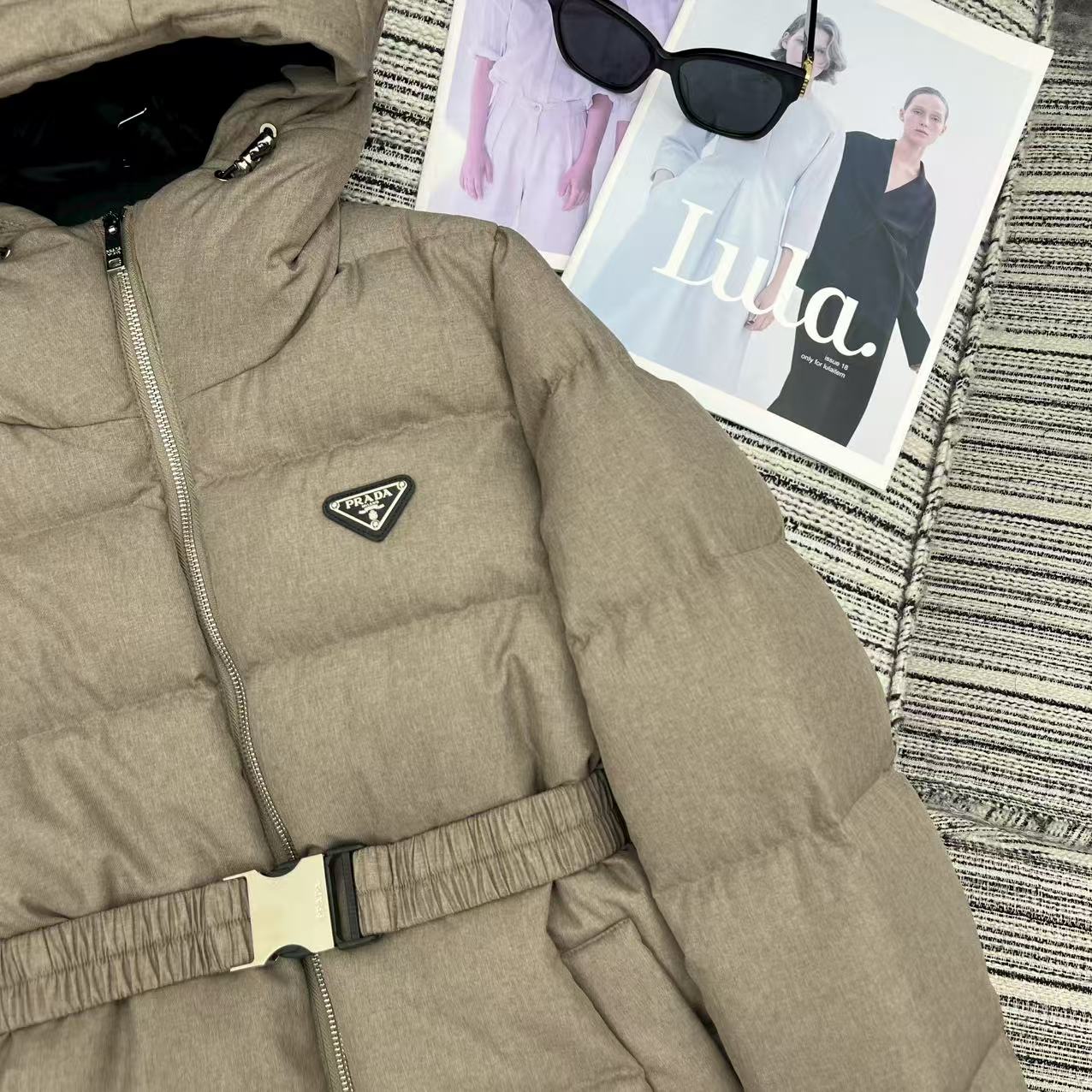 “Women’s Fashion Suit P1416: 25-Year Autumn/Winter Series with New Hats and Velvet Details” - 图片 4