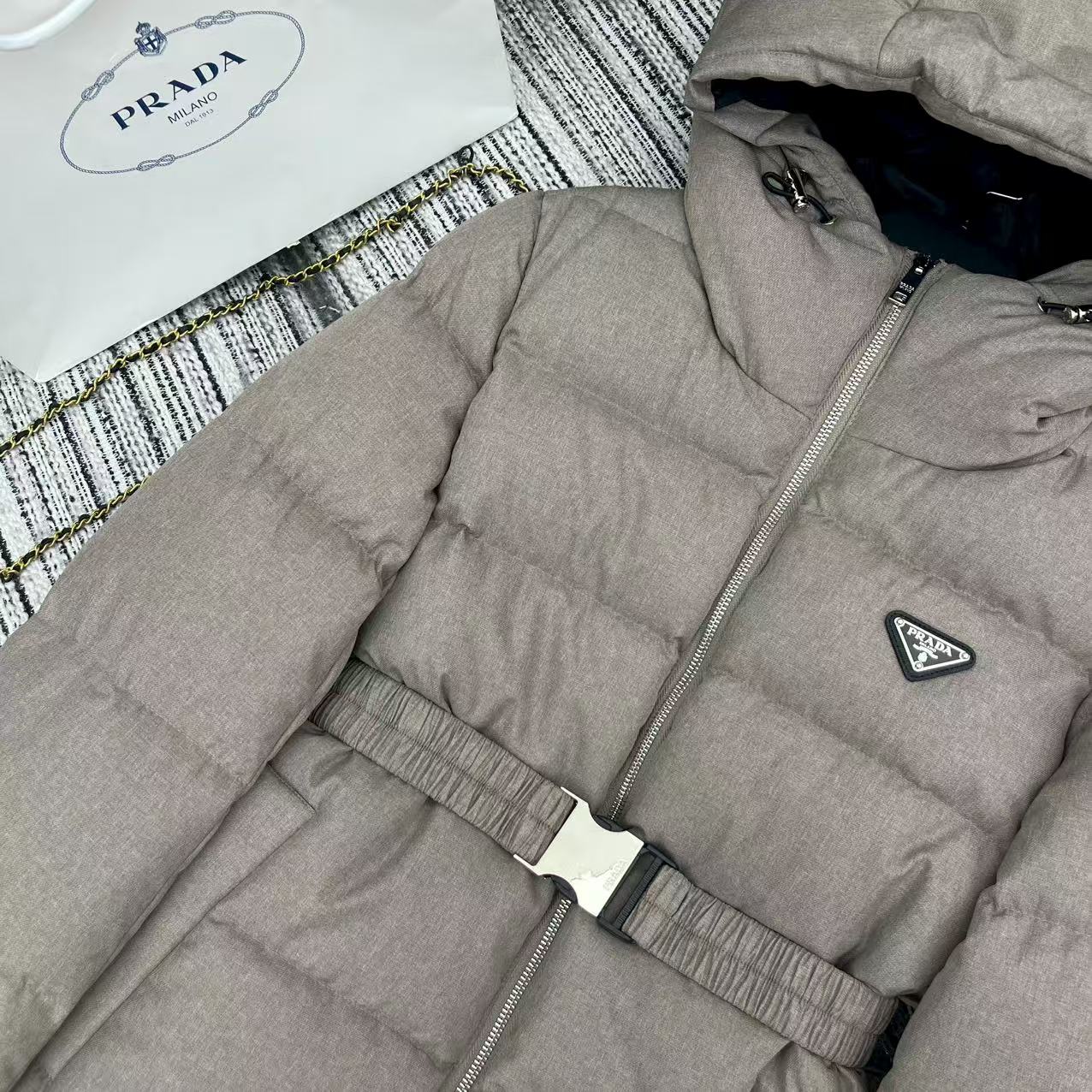 “Women’s Fashion Suit P1416: 25-Year Autumn/Winter Series with New Hats and Velvet Details” - 图片 3