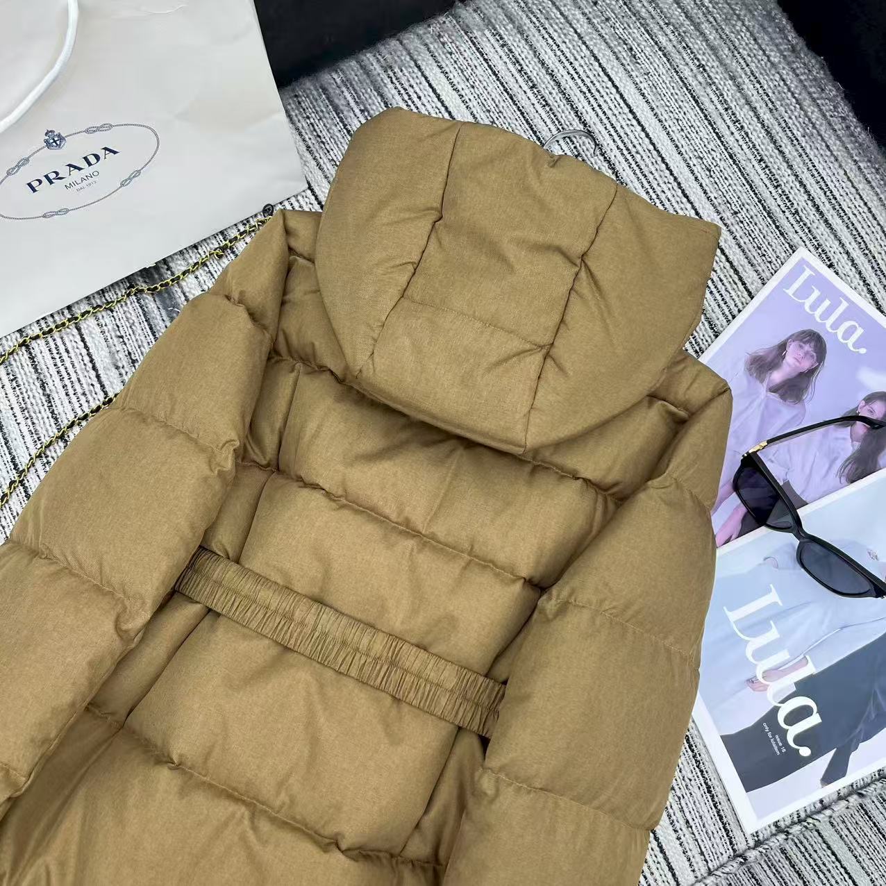 Title: P1416 Female Suit with Dust-Proof Bag from Pra* New 25-Year Collection Summary: Features long feather coats, pent-triangular dots, loose belts, and 90 - 图片 8
