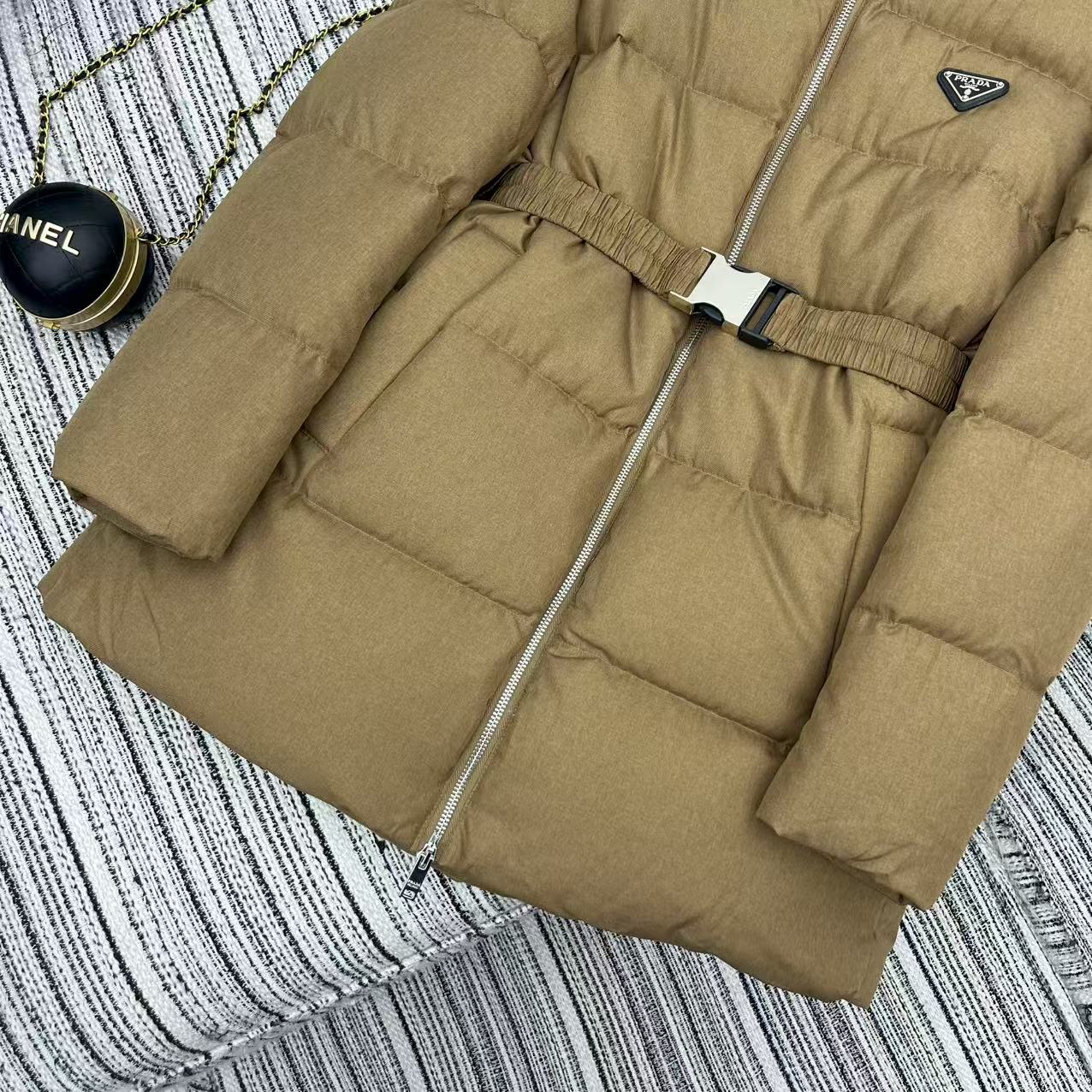 Title: P1416 Female Suit with Dust-Proof Bag from Pra* New 25-Year Collection Summary: Features long feather coats, pent-triangular dots, loose belts, and 90 - 图片 5