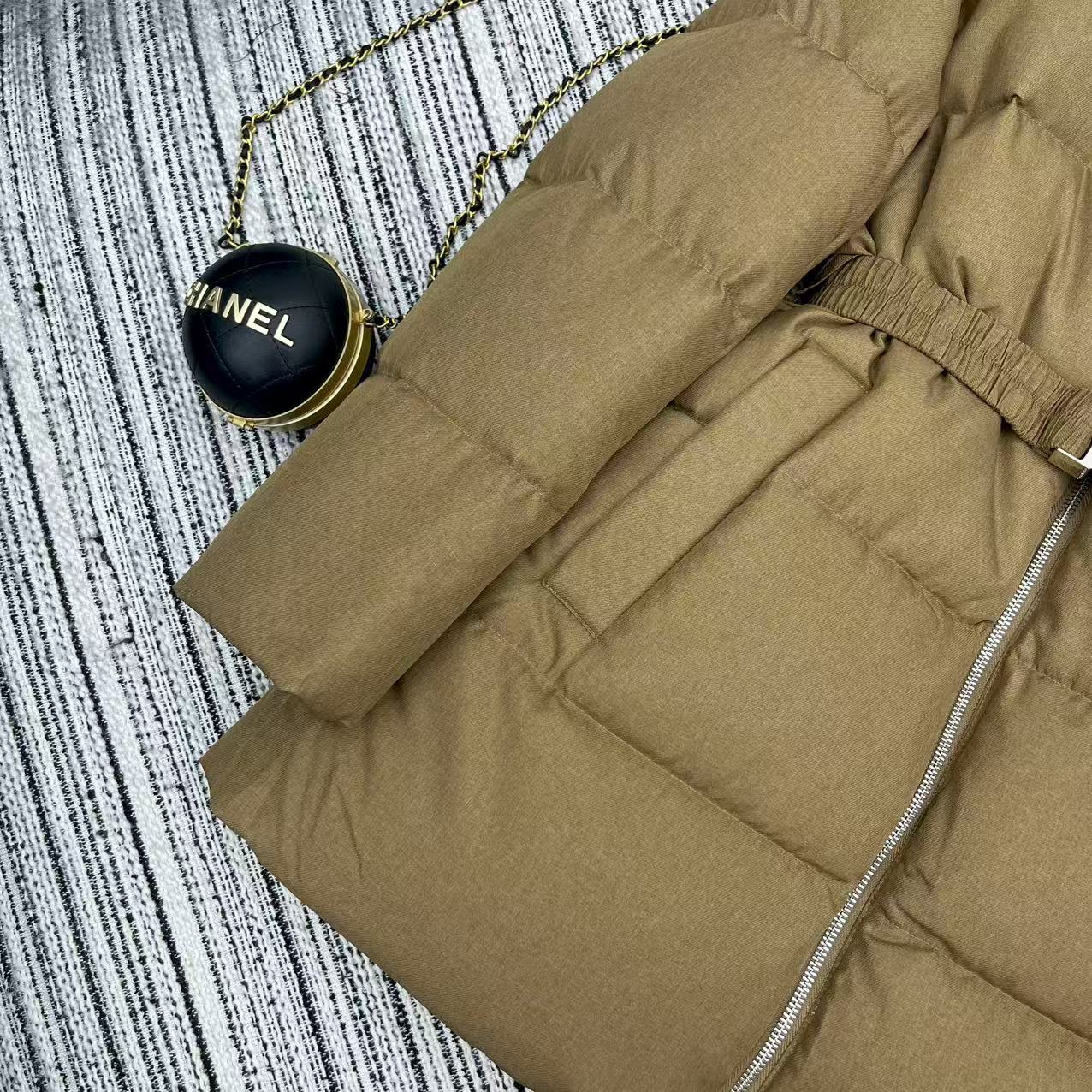 Title: P1416 Female Suit with Dust-Proof Bag from Pra* New 25-Year Collection Summary: Features long feather coats, pent-triangular dots, loose belts, and 90 - 图片 6