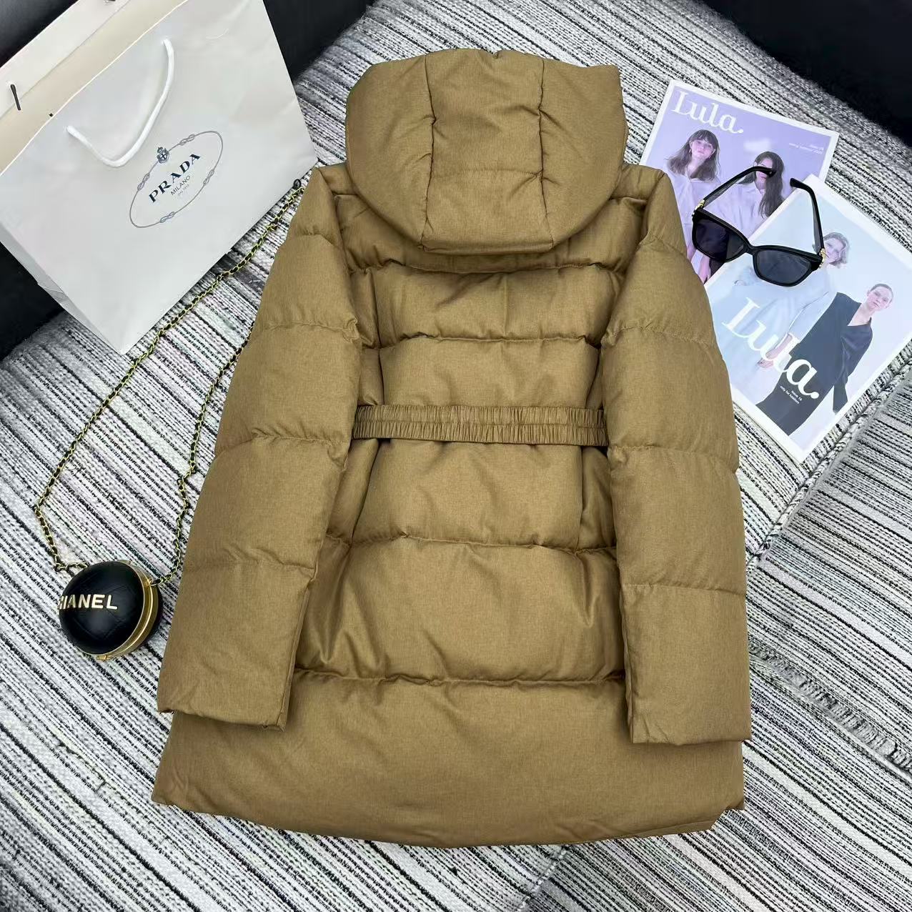 Title: P1416 Female Suit with Dust-Proof Bag from Pra* New 25-Year Collection Summary: Features long feather coats, pent-triangular dots, loose belts, and 90 - 图片 7