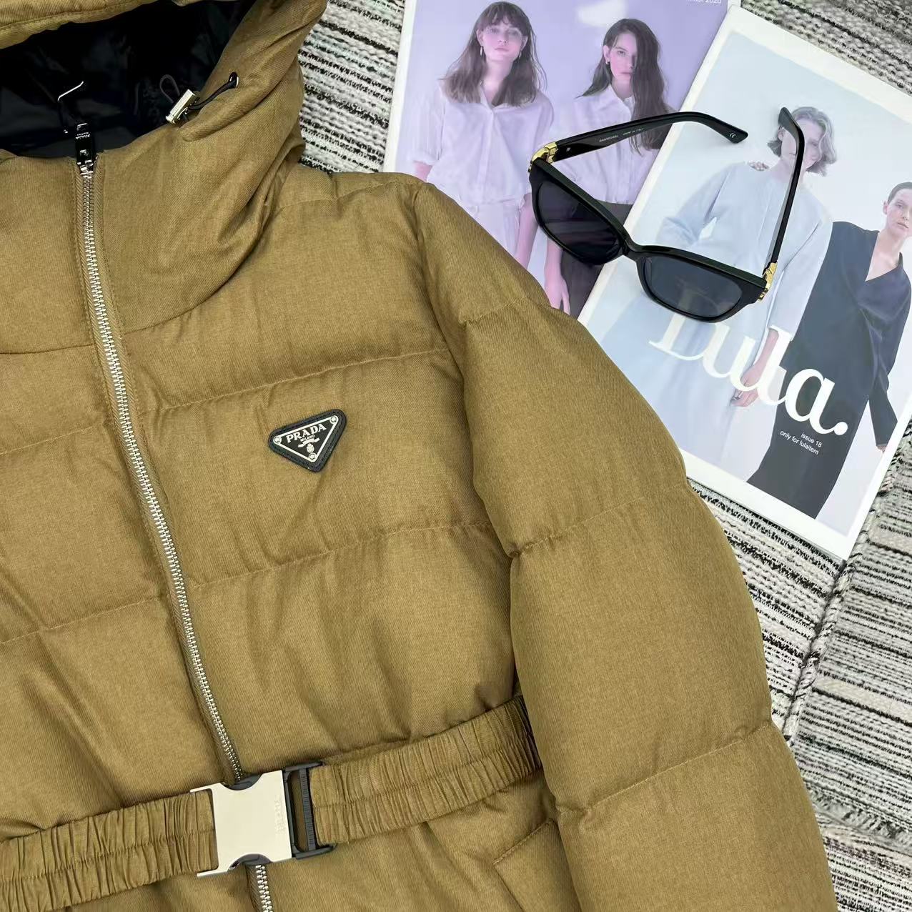 Title: P1416 Female Suit with Dust-Proof Bag from Pra* New 25-Year Collection Summary: Features long feather coats, pent-triangular dots, loose belts, and 90 - 图片 4